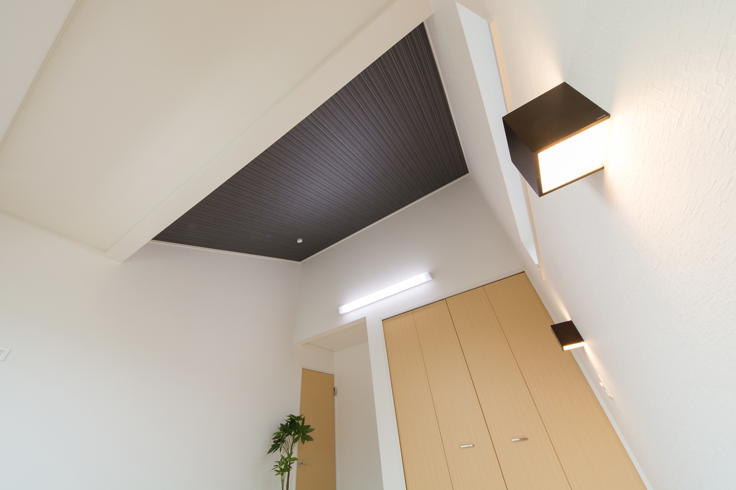 2F寝室―ネイビー系の天井アクセントクロスが、モダンで落ち着いた雰囲気を演出します。