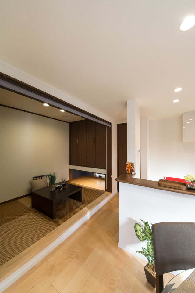 畳式洋室は、少し位置を高くした上り框（かまち）の造りで和モダンな空間となりました。