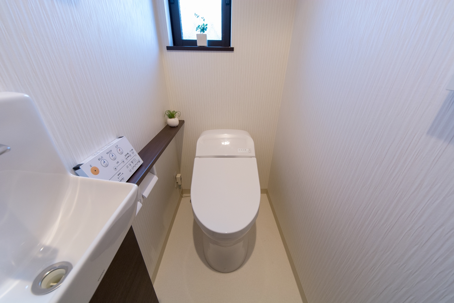 白を基調とした清潔感のある1Fトイレ。