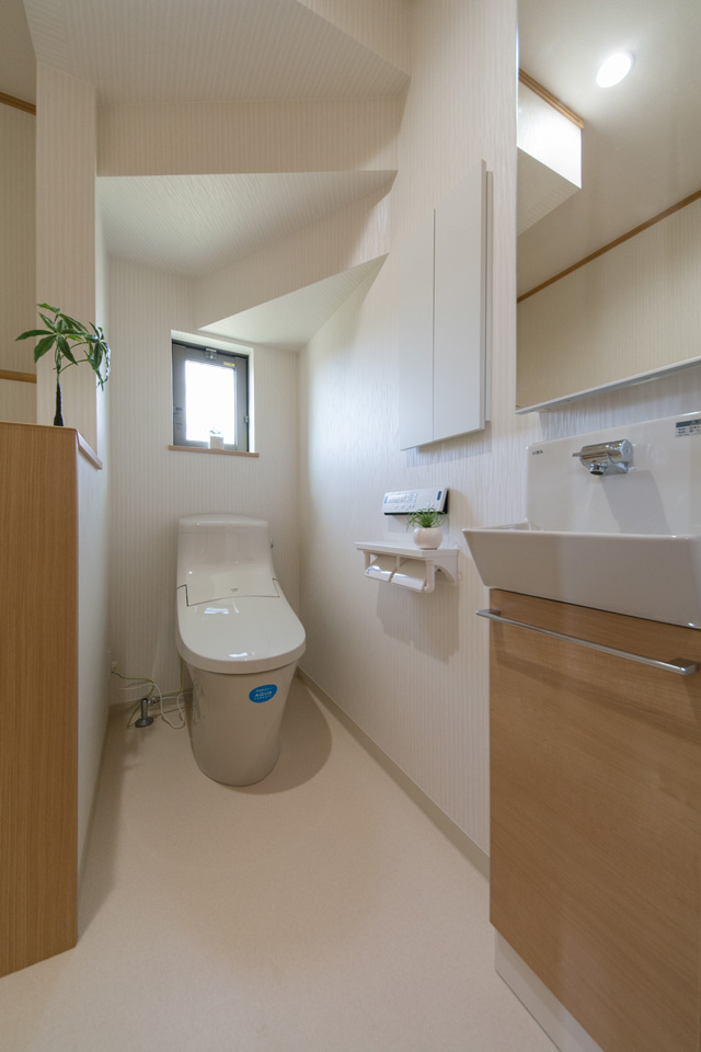 白を基調とした清潔感のある1Fトイレ。