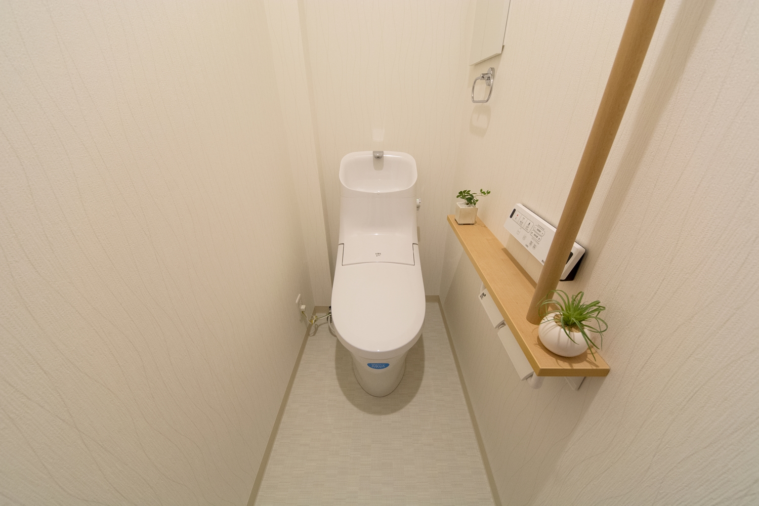 白を基調とした清潔感のある2Fトイレ。