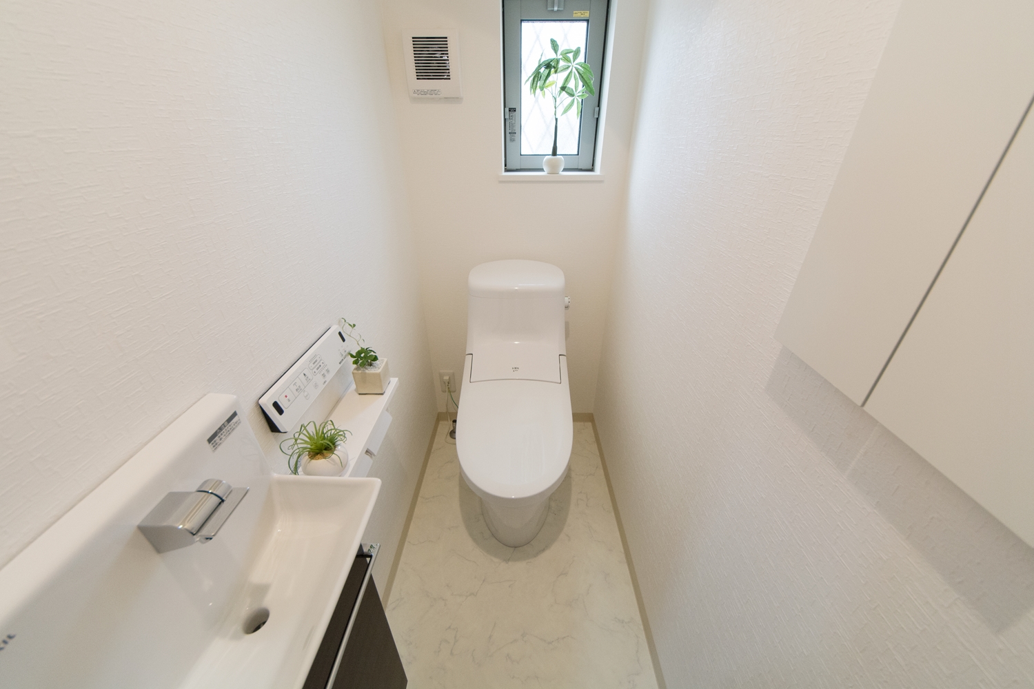 白を基調とした清潔感のある1階トイレ。独立タイプの手洗付きでお客様をおもてなしできます。