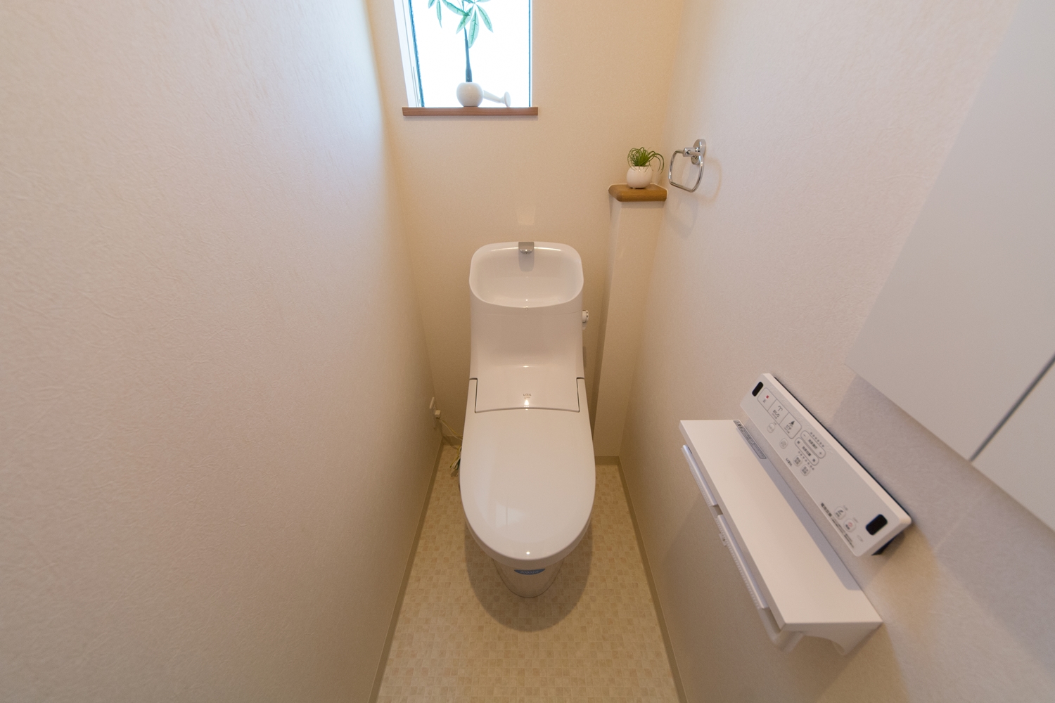 白を基調とした清潔感のある2Fトイレ。小窓からの光が明るさをプラスします。