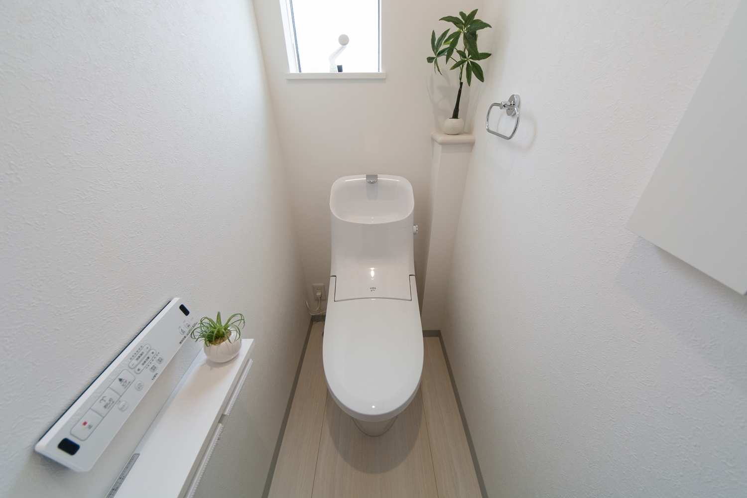 白を基調とした清潔感のある2Fトイレ。