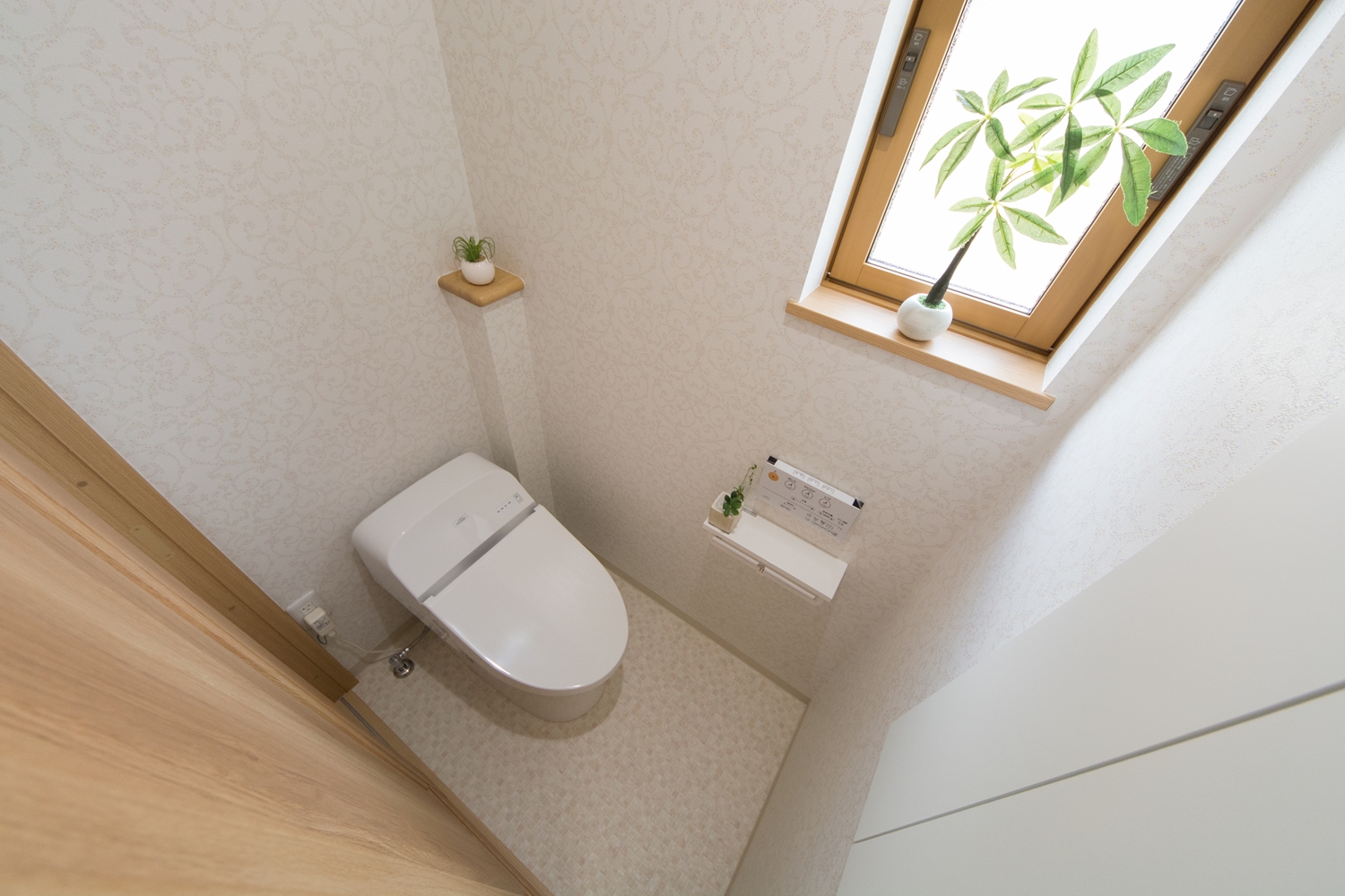 白を基調とした清潔感のある2階トイレ。小窓からの光が明るさをプラスします。