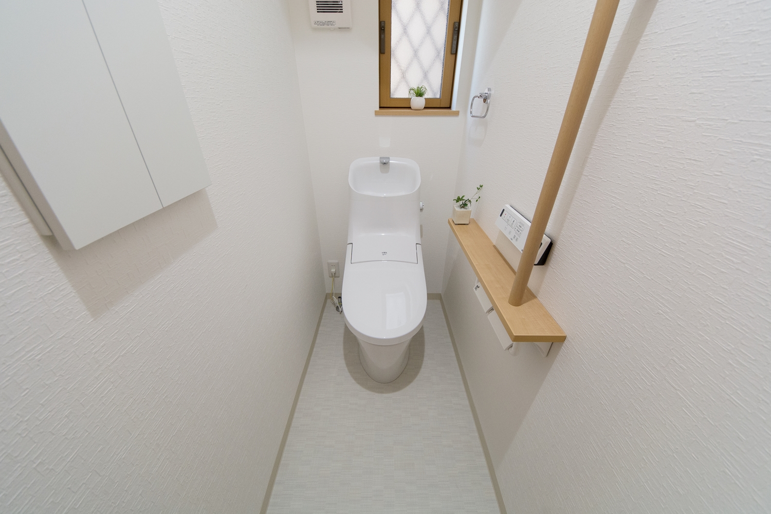 1階トイレ。白を基調とした清潔感のある内装。