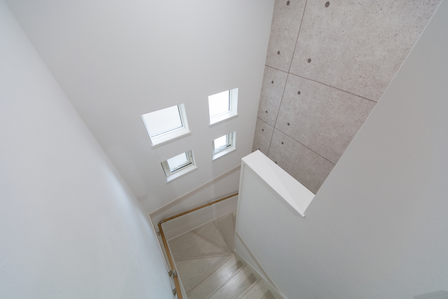 現代アート美術館を思わせるスタイリッシュな空間の階段スペース。