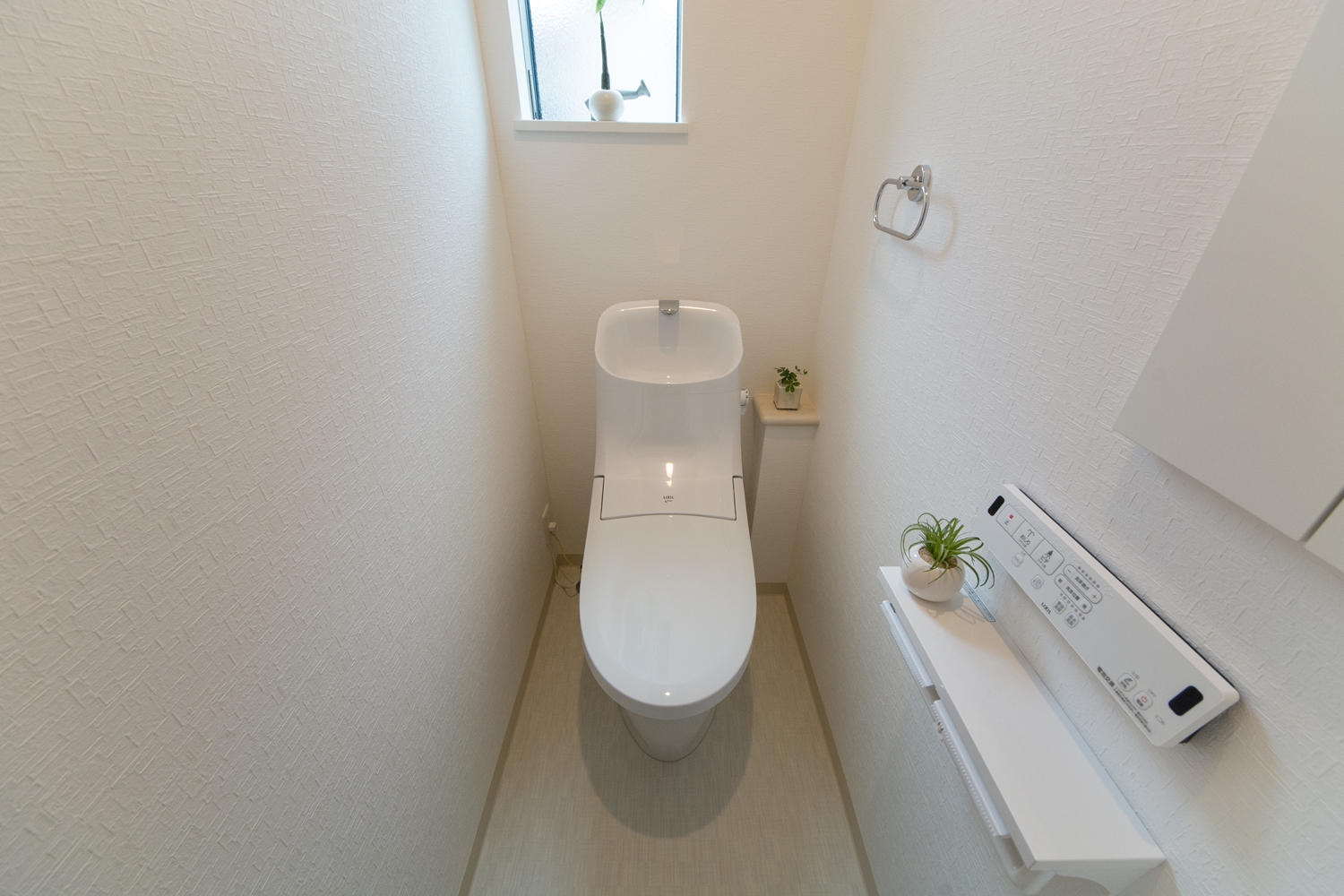 2階トイレ。白を基調とした清潔感のある内装。