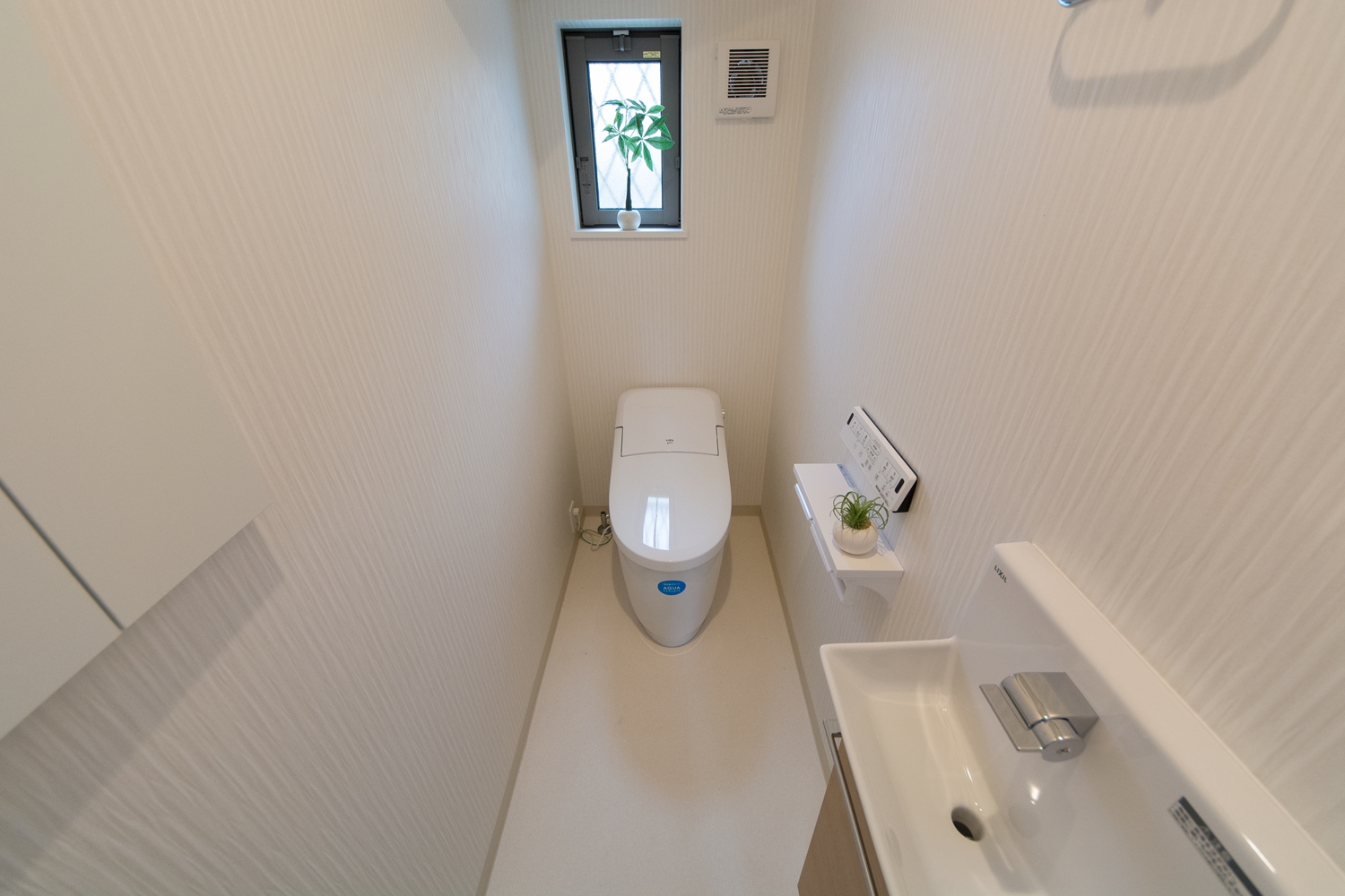 白を基調とした清潔感のある1階トイレ。手洗いを設置した使い勝手のよい空間です。