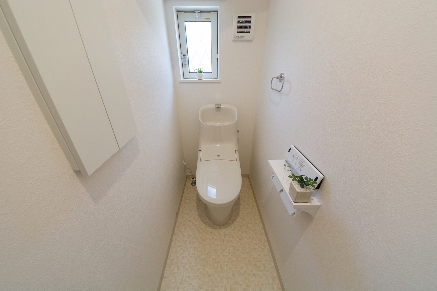 白を基調とした清潔感のある1階トイレ。小窓からの光が明るさをプラスします。