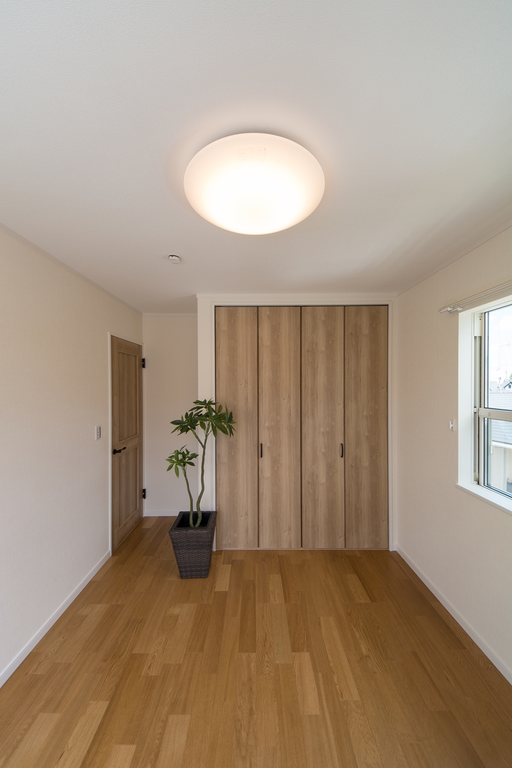 2階洋室もリビング同様の配色。オークのフローリングと木の優しい風合いの建具ががナチュラルな空間を演出。