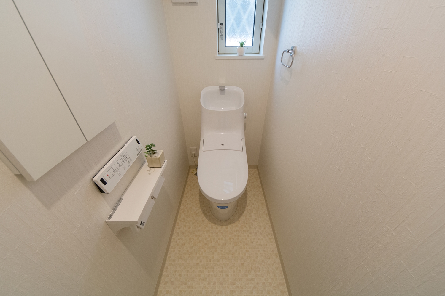 白を基調とした清潔感のある1階トイレ。