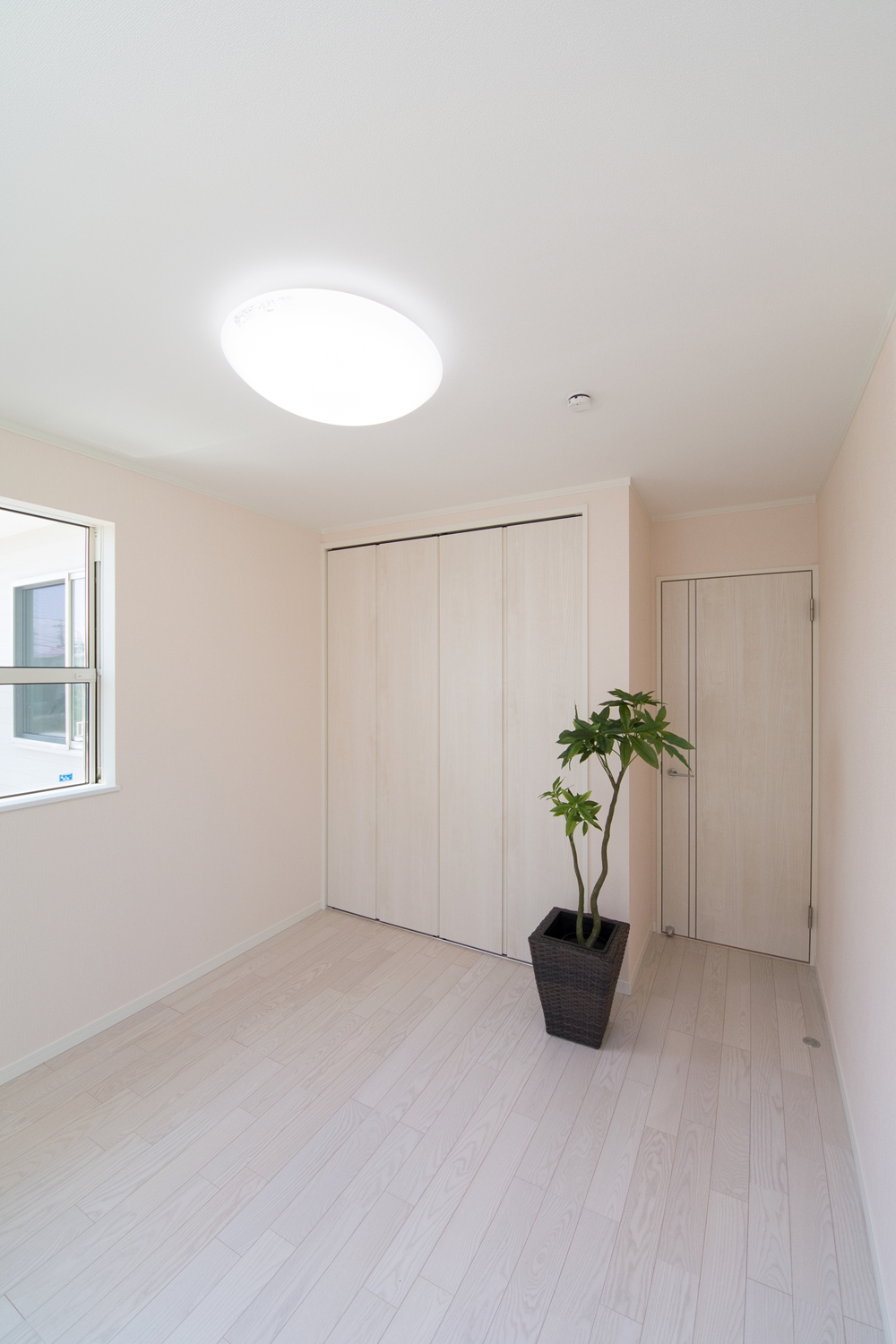 2階洋室/アッシュホワイトのフローリングと建具が、爽やかで明るい空間を演出します。