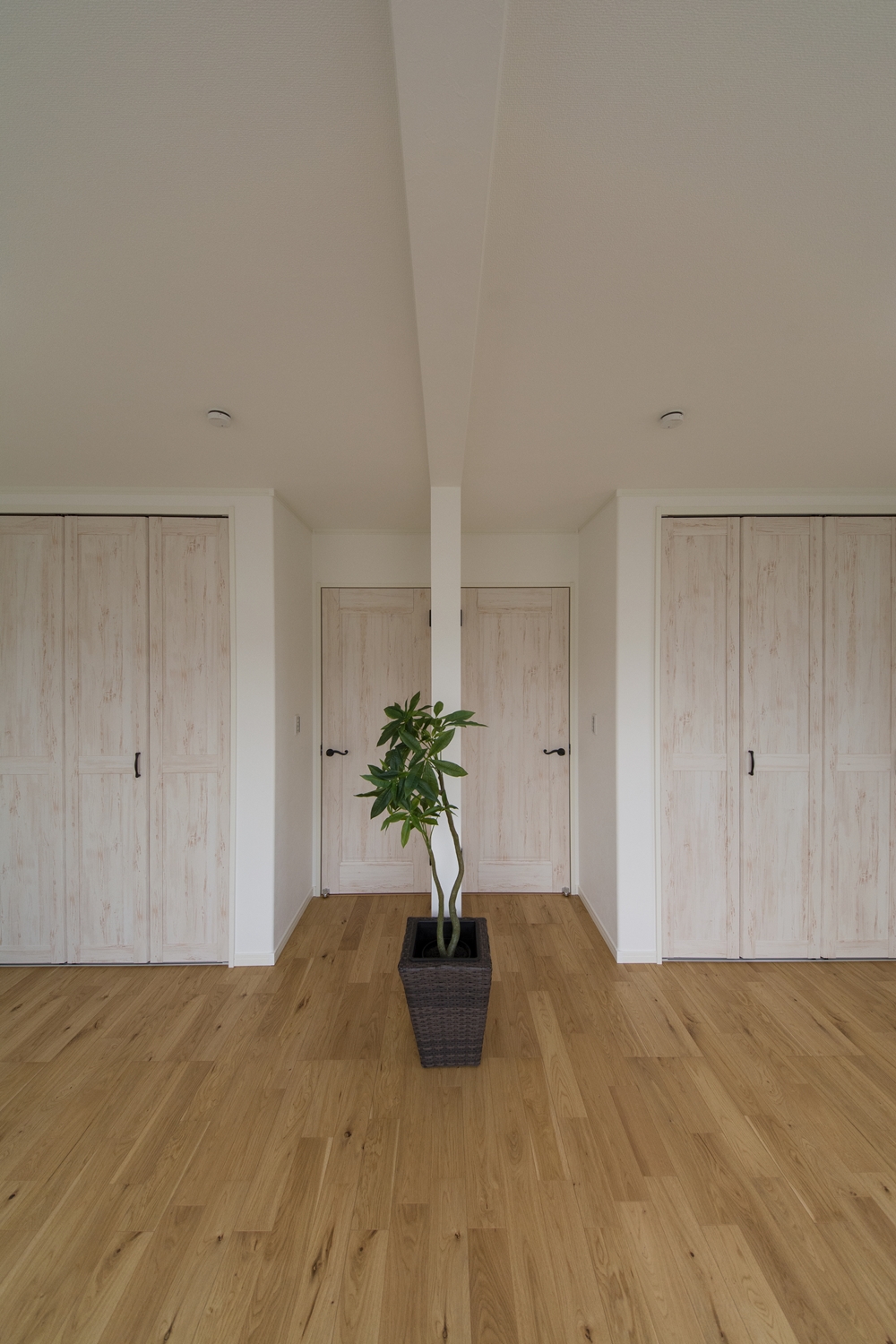 お子様の成長に合わせて、2部屋に出来る2ドア1ルームの2階洋室。