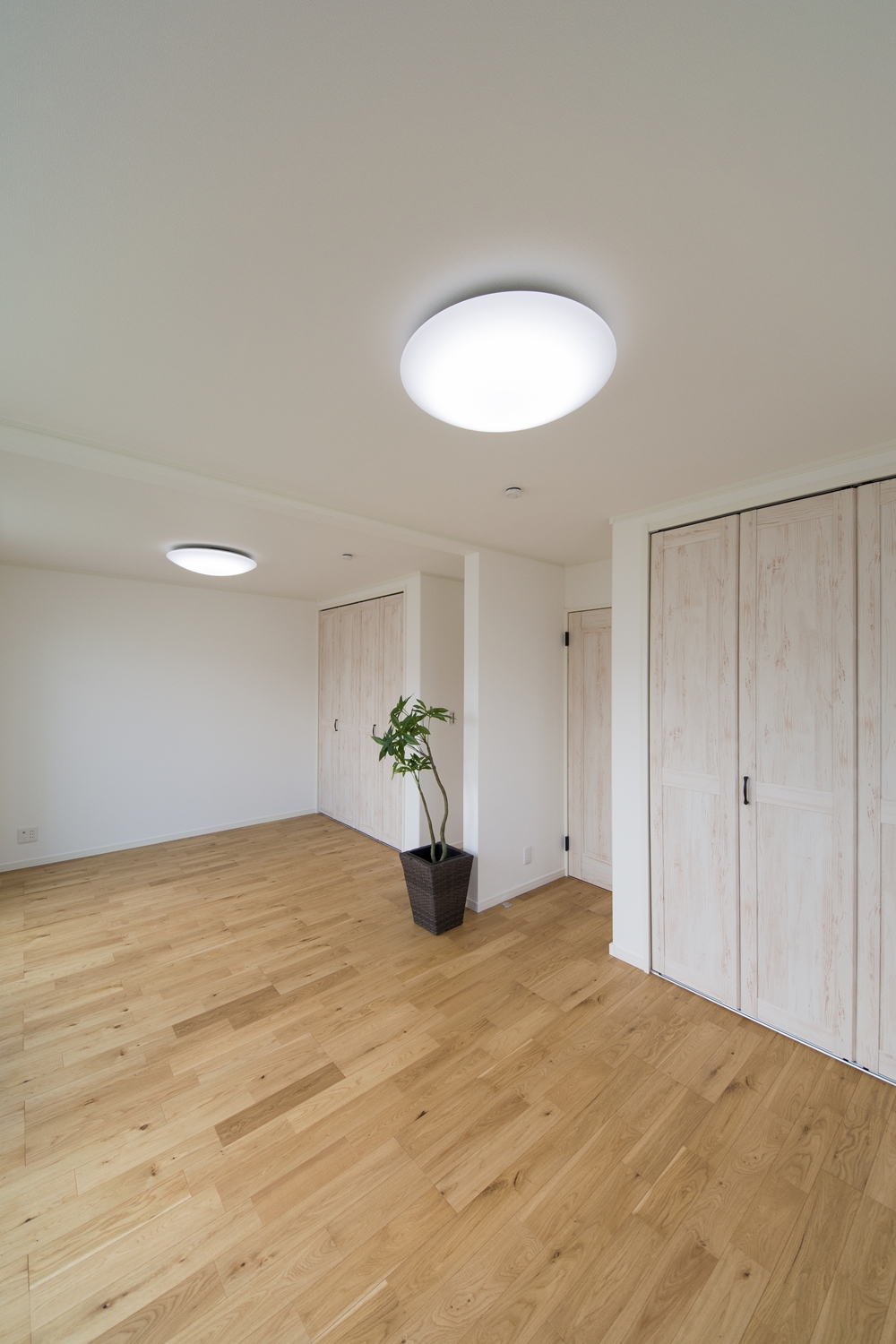 お子様の成長に合わせて、2部屋に出来る2ドア1ルームの2階洋室。