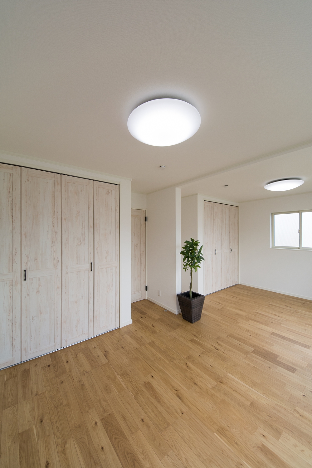 お子様の成長に合わせて、2部屋に出来る2ドア1ルームの2階洋室。