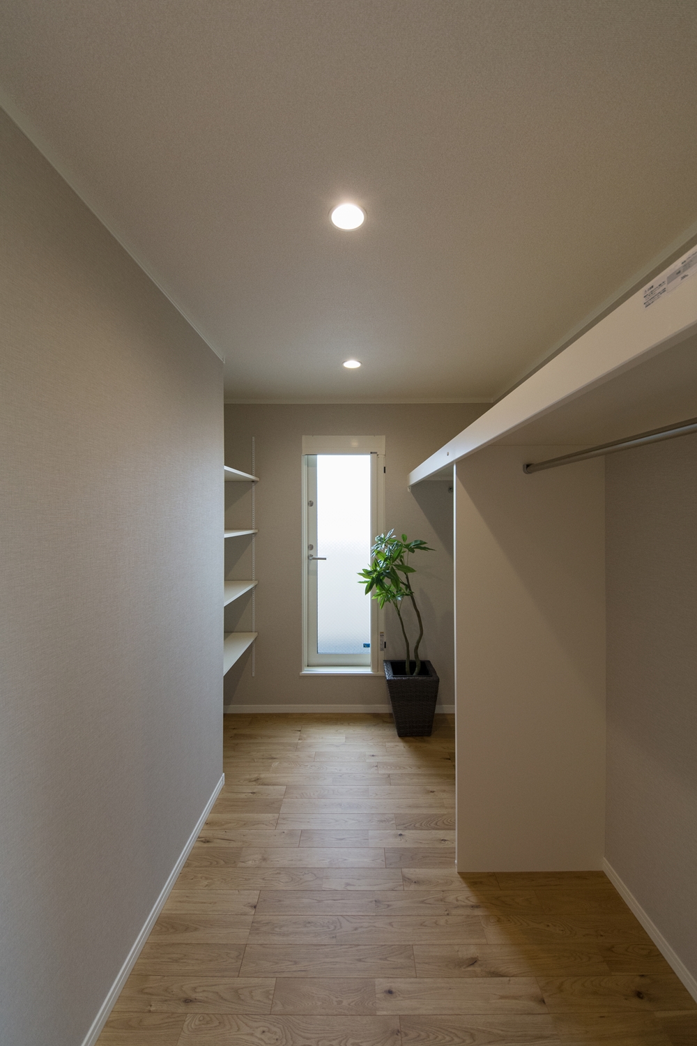 2階洋室内の広々としたウォークインクローゼット(3.25帖)