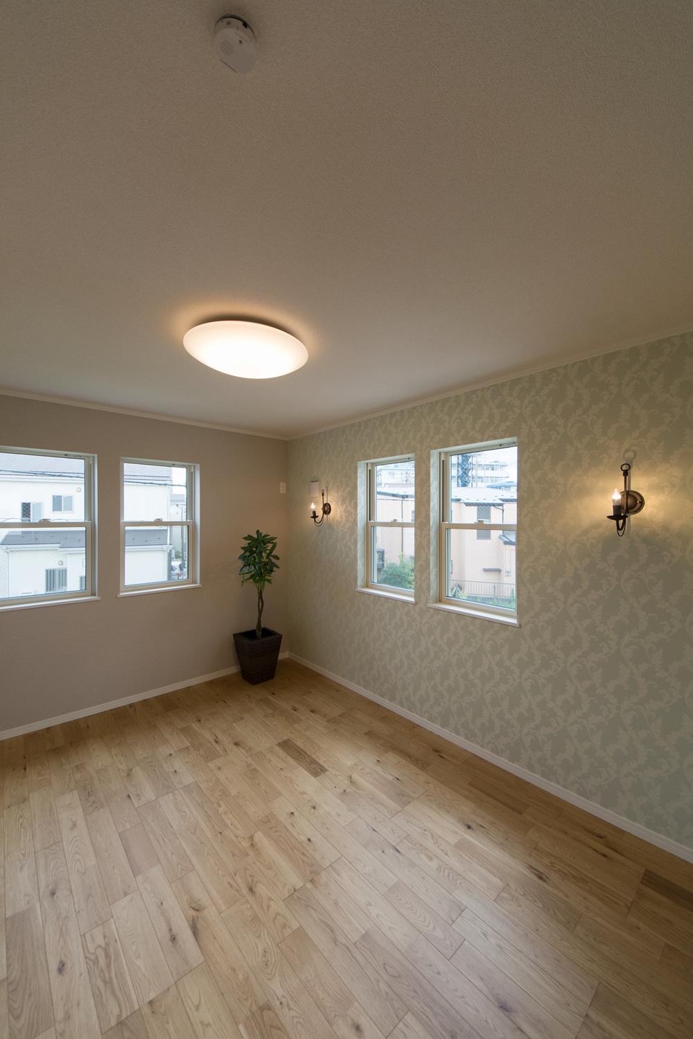 2階洋室/淡いグリーンのパターン柄クロスが上品な空間を演出。
