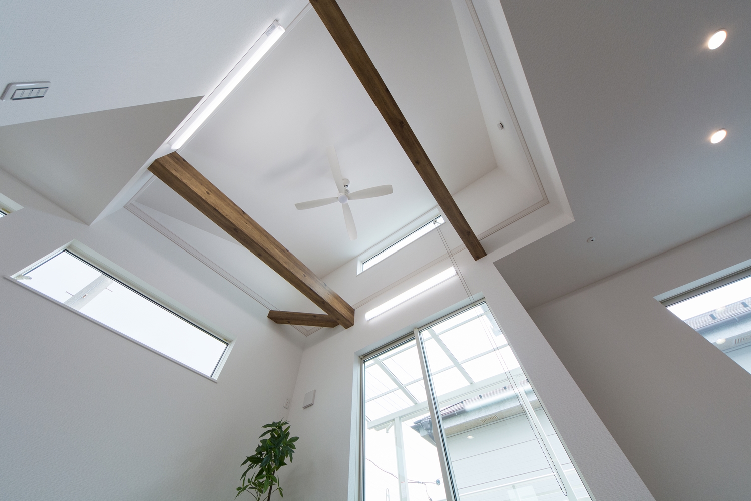 2階LDK/屋根の形に合わせて傾斜を持たせた勾配天井を設えました。空間が広がり明るく開放的です。