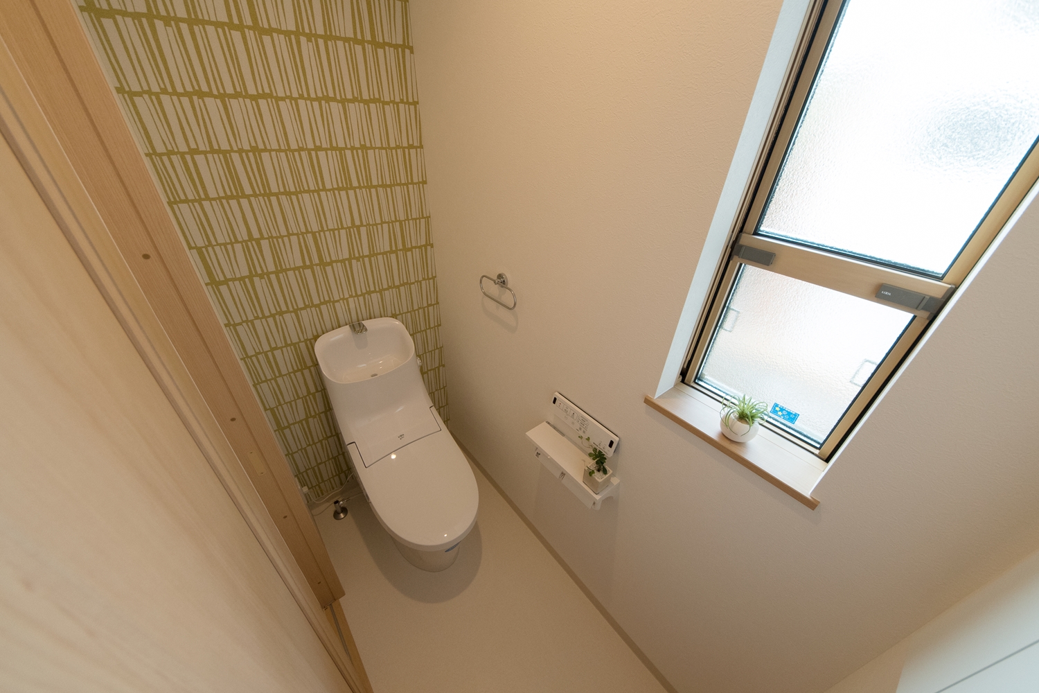 2階トイレ/アクセントクロスがスタイリッシュな空間を演出。