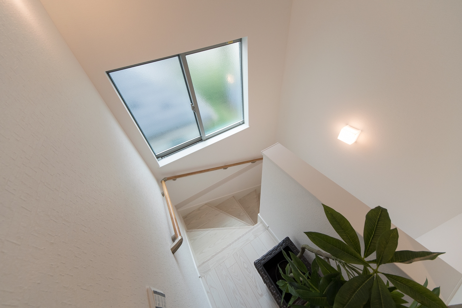 大きな窓で、通風も採光も良い開放感ある階段に。