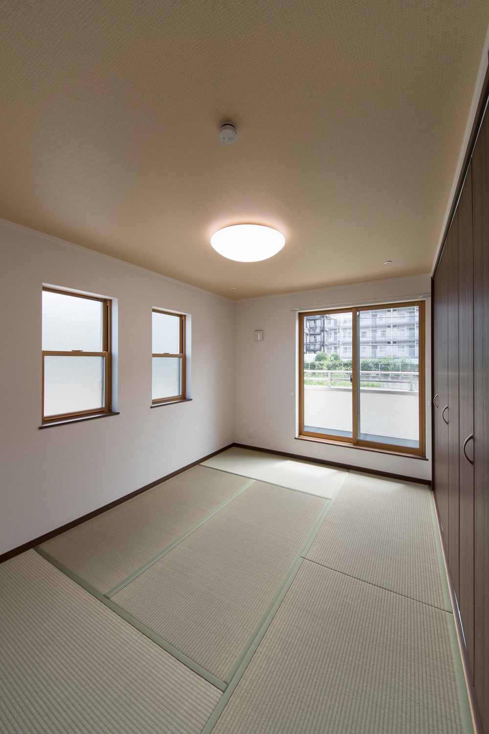 2階畳敷き洋室/2面採光がもたらす豊かな光と風が上質な空間を演出します。