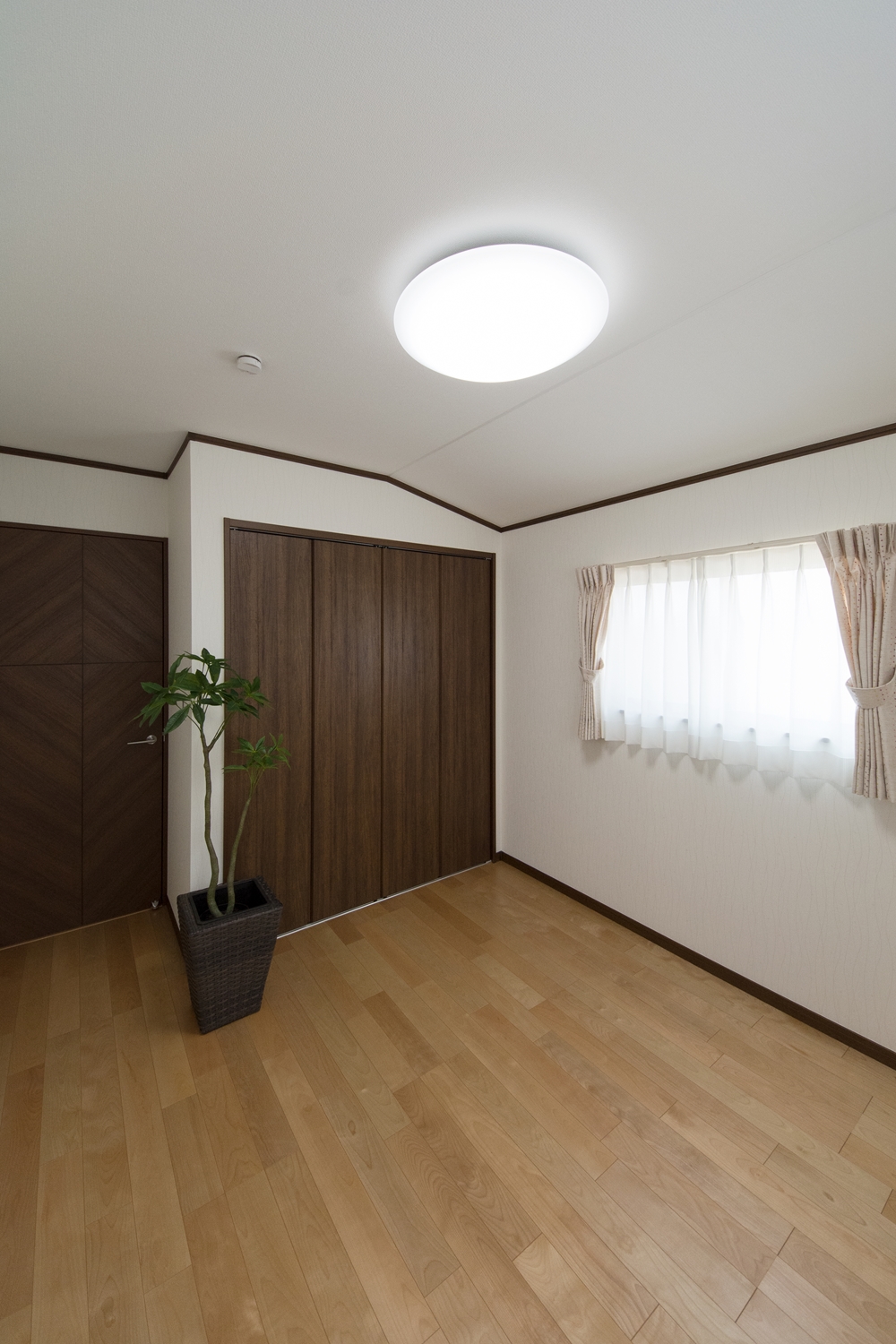 2F洋室/穏やかな木目のバーチを床材にダークブラウンの建具を合わせ、落ち着いた印象に。