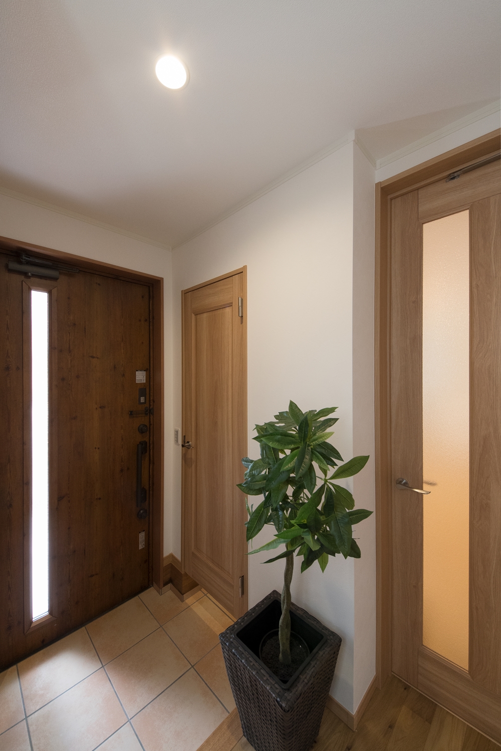 シューズクロークのある便利な玄関。ナチュラルな配色で暖かみのある空間に。