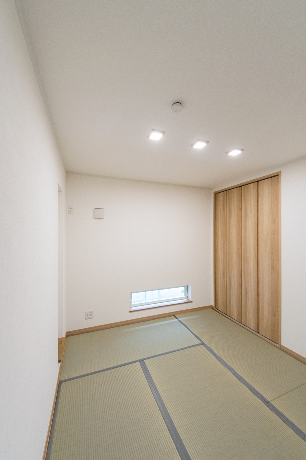 畳のさわやかなグリーンが空間を彩る1階畳敷き洋室。