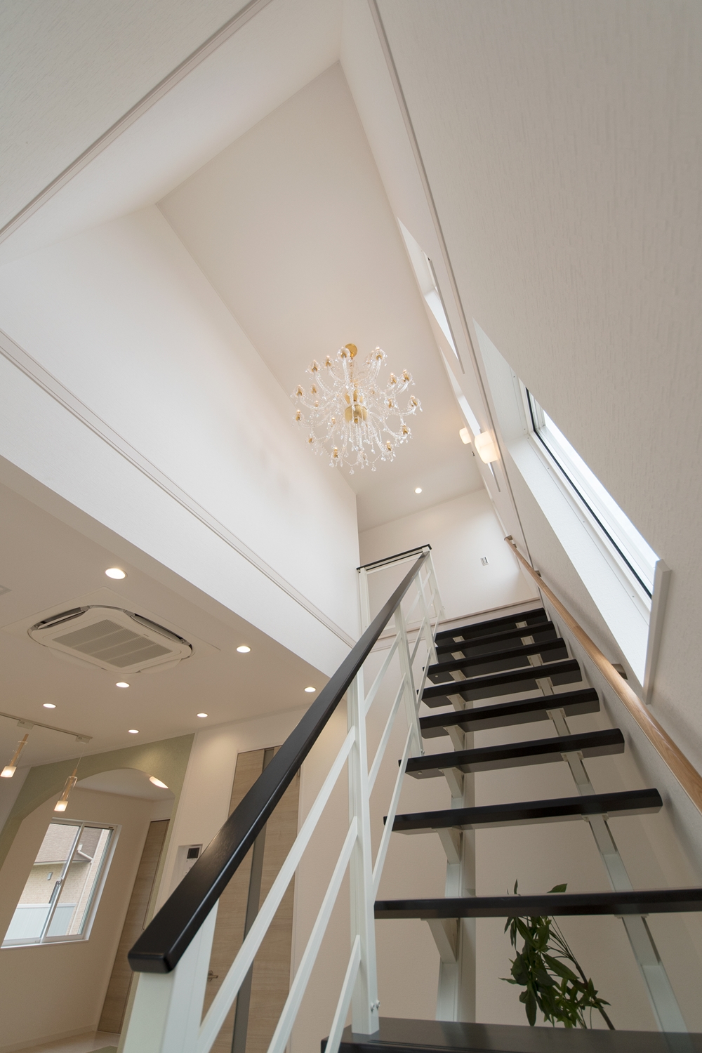 光や風を遮らず、階下と階上を軽やかにつなぎ、快適な空間を演出するオープンスタイルの階段。