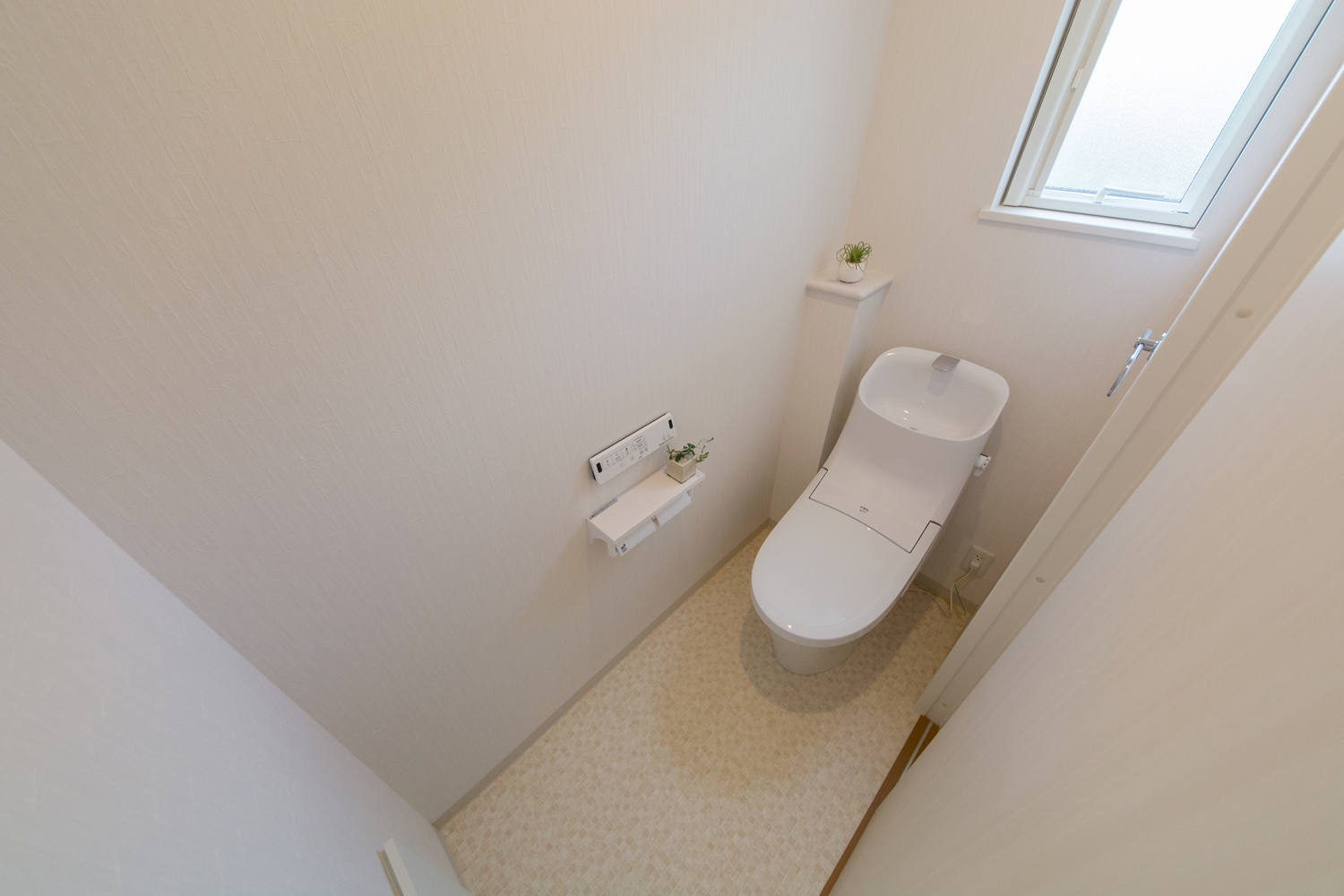 白を基調とした清潔感のある2階トイレ。小窓からの光が明るさをプラスします。