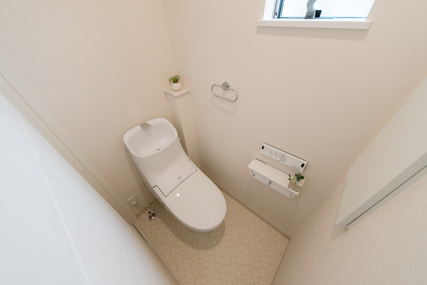 2Fトイレ/白を基調とした清潔感のある内装。