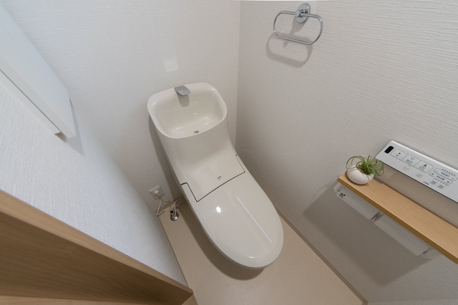 1階トイレ/白を基調とした清潔感のある内装。