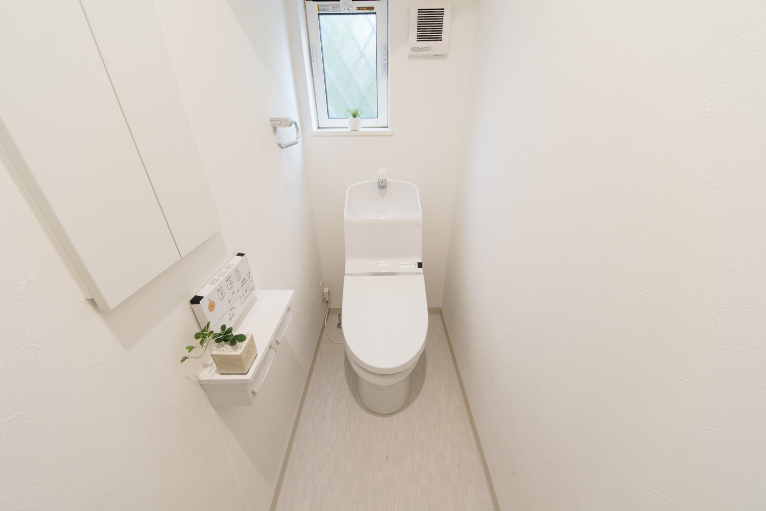 1階トイレ/白を基調とした清潔感のある内装。