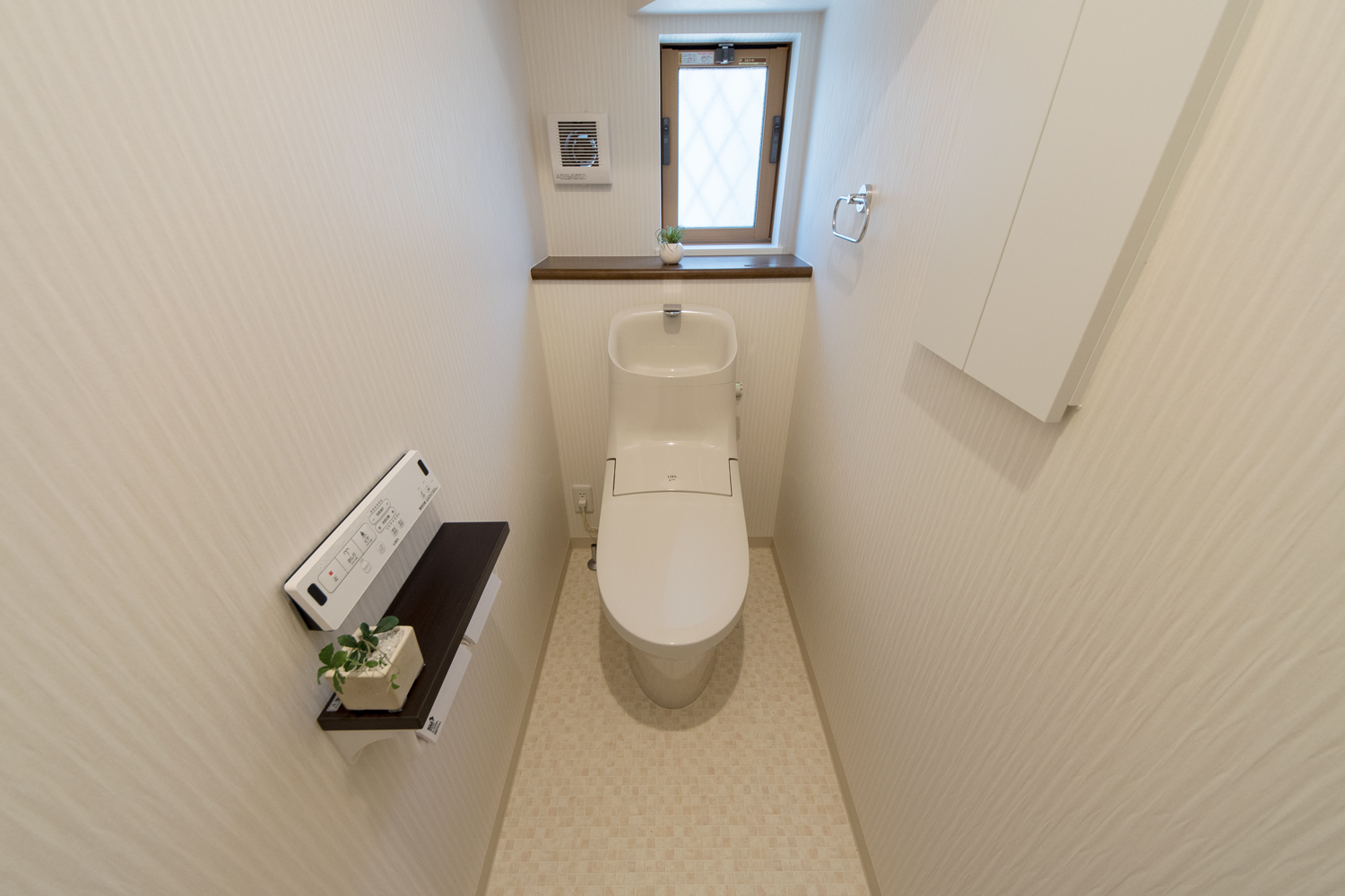 白を基調とした清潔感のある1階トイレ。小窓からの光が明るさをプラスします。