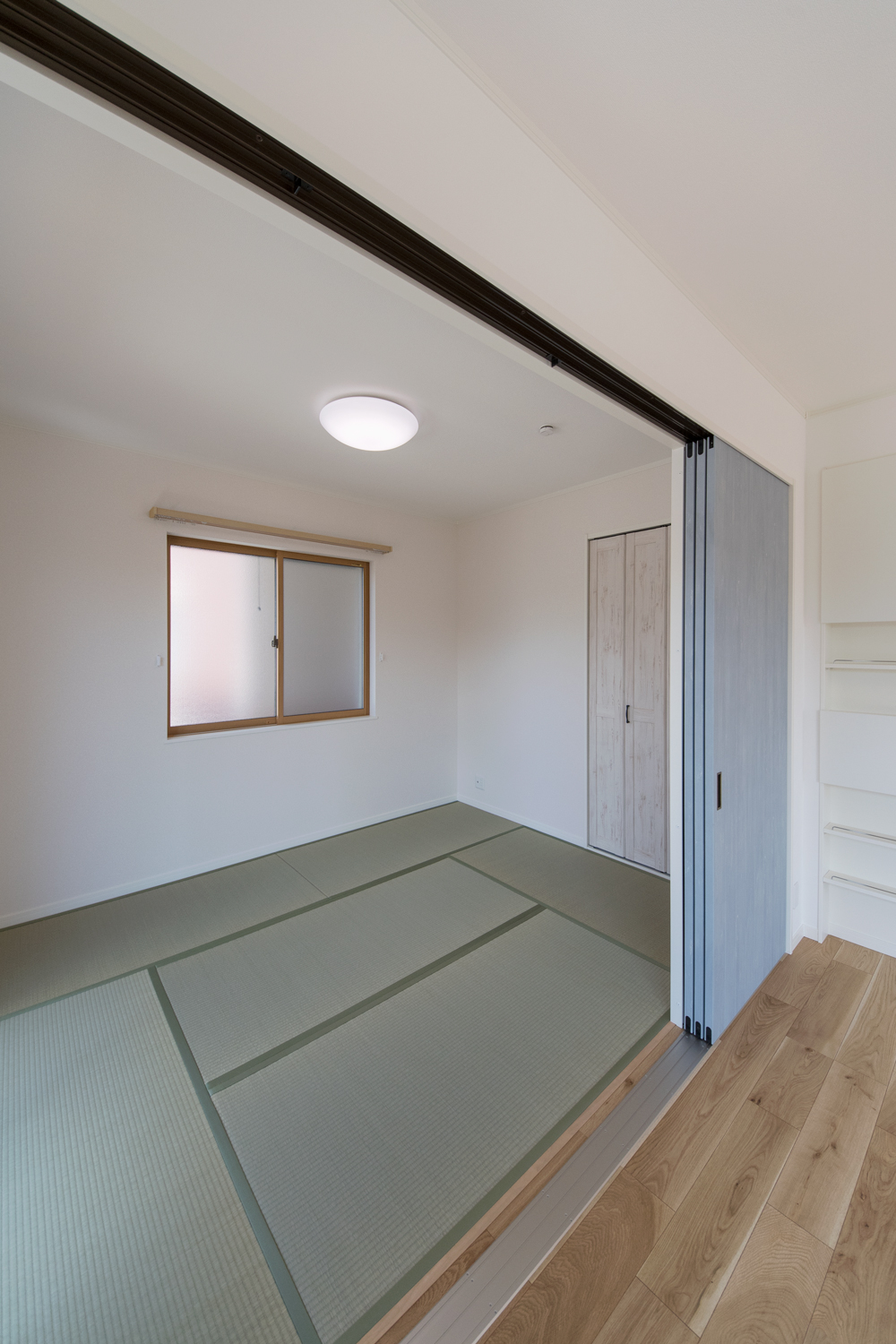 畳敷き洋室/「北欧」×「和」の意外な二つが組み合わさることで生まれる、モダンな空気感は現代風です。