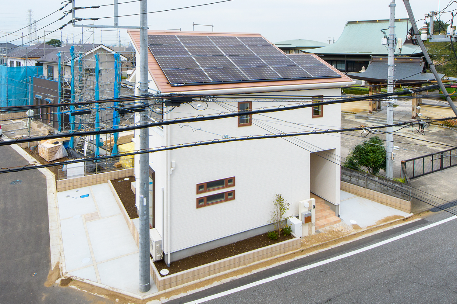 太陽光発電システム/発電した電気をご家庭内で活用し、光熱費を削減。さらに、余った電気は電力会社に売却することで経済効果を生み出します。