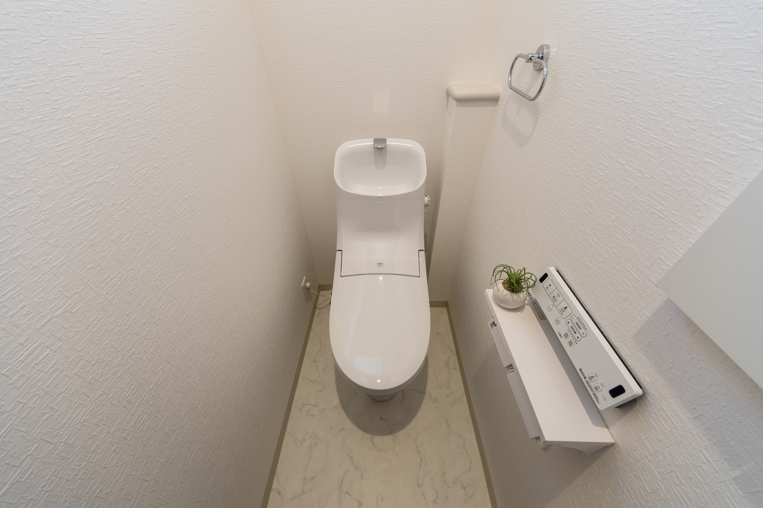 2階トイレ/白を基調とした清潔感のある内装。