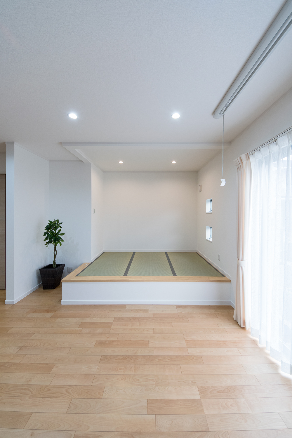畳のさわやかなグリーンが空間を彩る小上がりになった畳スペース。和風×モダンの居心地の良いリビング。