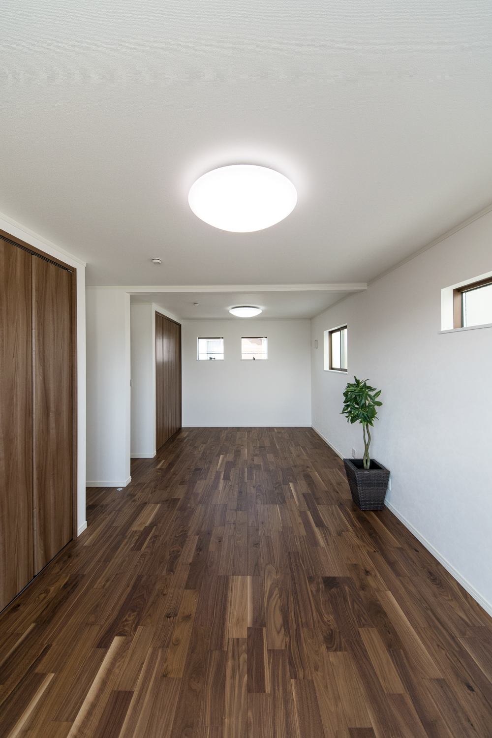 2ドア1ルームの2階洋室。お子様の成長に合わせて2部屋に仕切って使うことが可能なフレキシビリティに富んだ間取り。