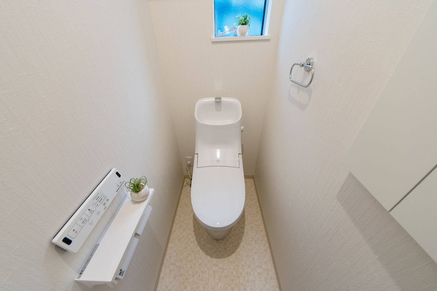 2階トイレ/白を基調とした清潔感のある内装。