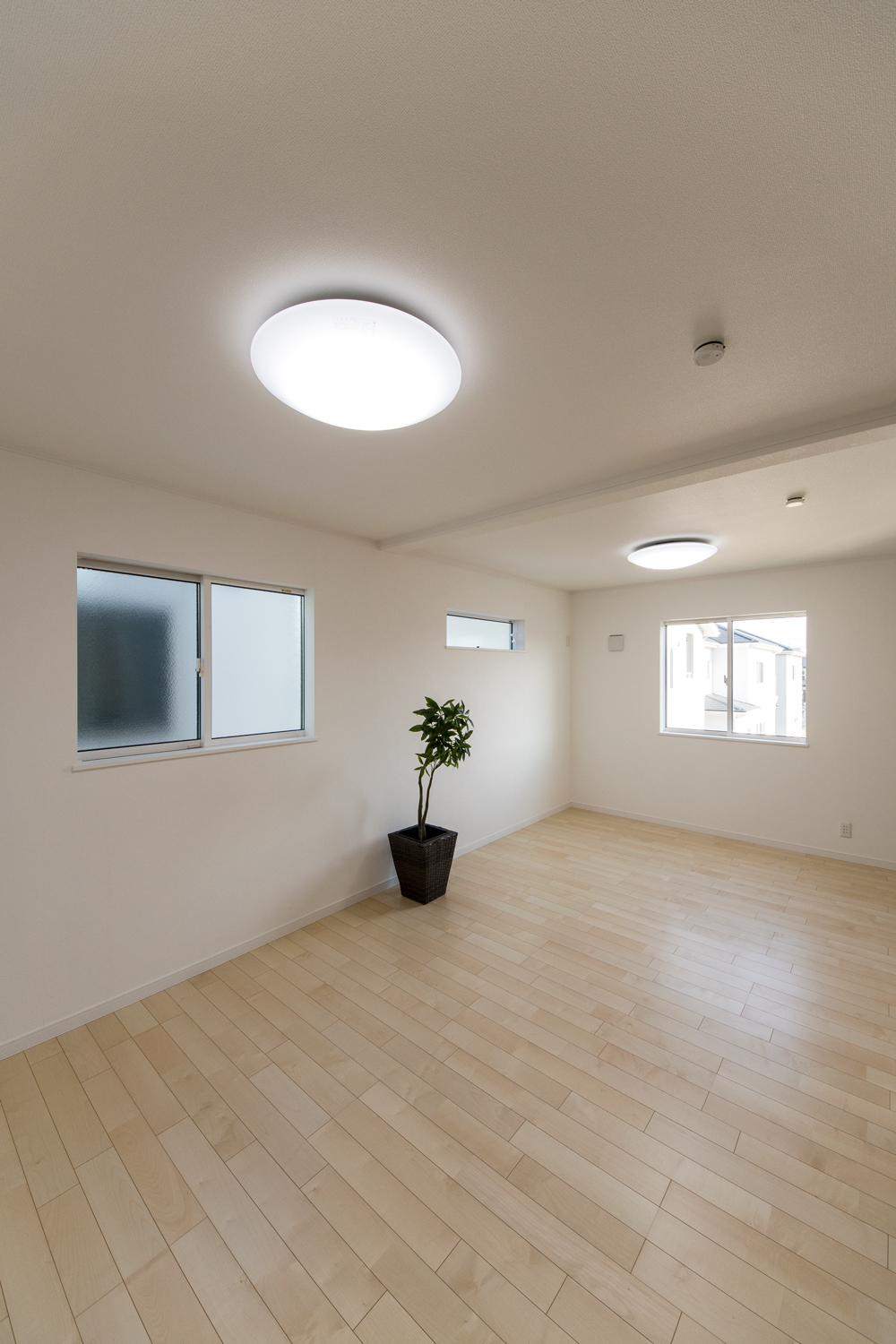 2ドア1ルームの2階洋室。お子様の成長に合わせて2部屋に仕切って使うことが可能なフレキシビリティに富んだ間取り。