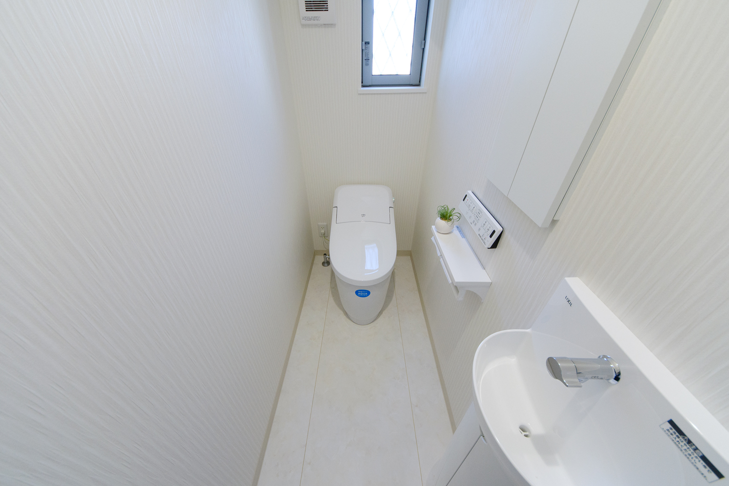 タンクレストイレで広々快適な1階トイレ。独立タイプの手洗付きでお客様をおもてなしできます。