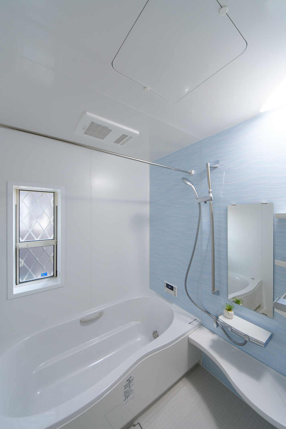爽やかな柄のアクセントパネルが浴室空間を彩ります。