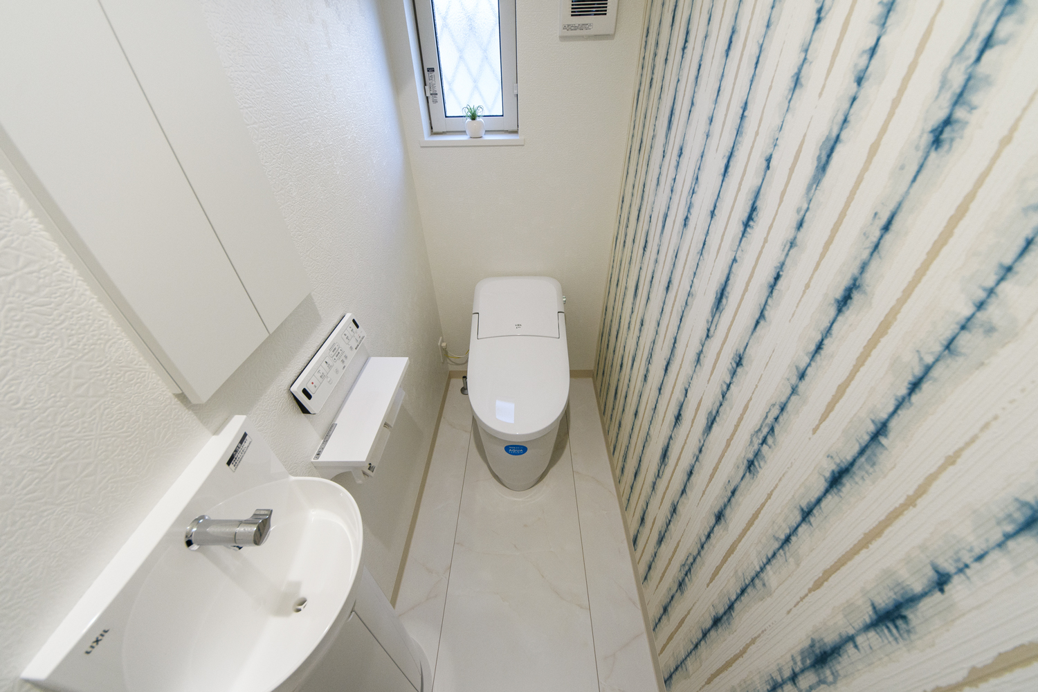 1階トイレ/タンクレストイレで広々快適な空間を演出しました。独立タイプの手洗付きでお客様をおもてなしできます。