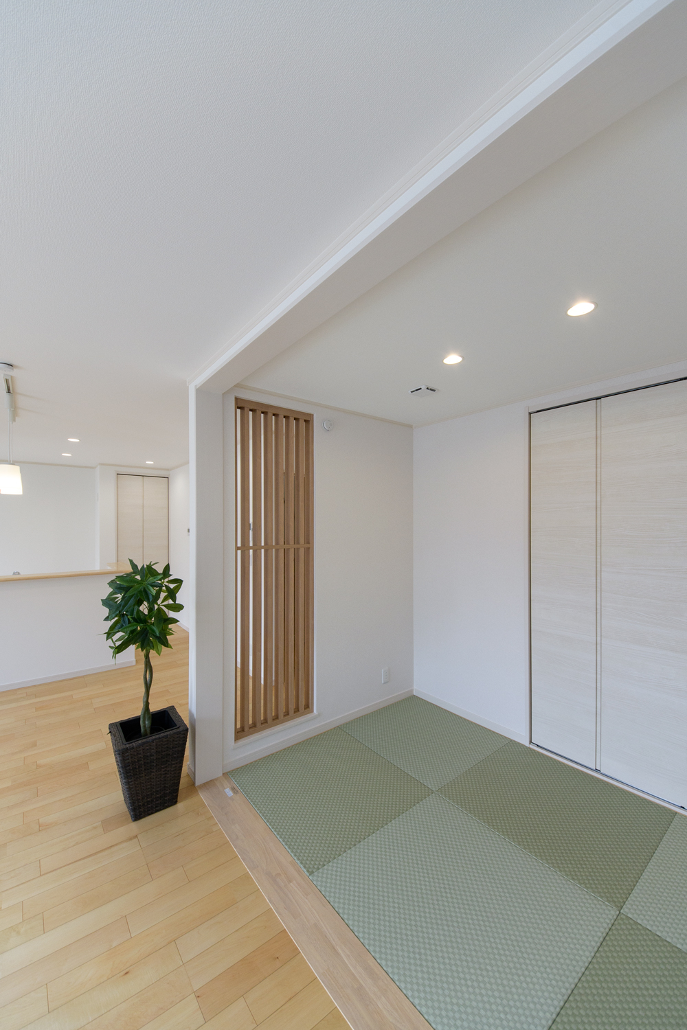 日常にちょっとしたアクセント、畳敷コーナーを設えました。市松敷きにして、モダンな印象に仕上がりました。