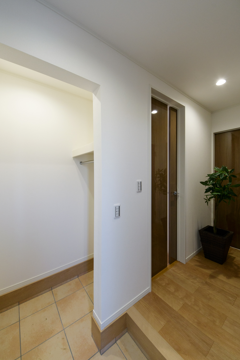 シューズクロークのある便利な玄関。ナチュラルな配色で暖かみのある空間に