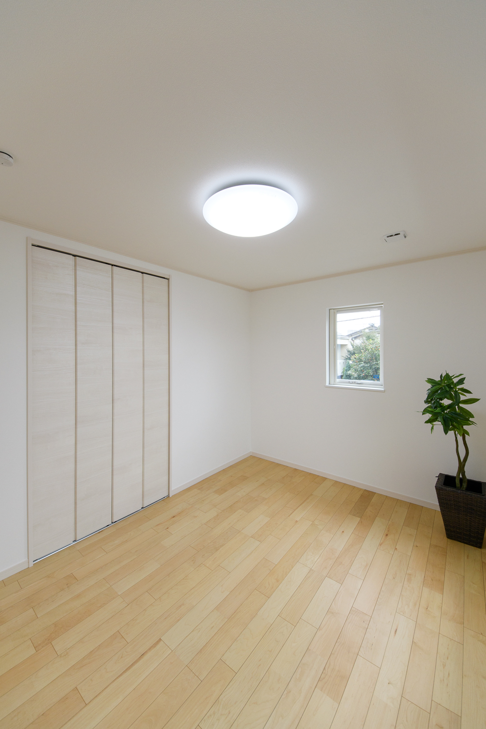 2階洋室/クローゼット扉は、把手の無い白木調のデザインで、スッキリとした印象になりました。