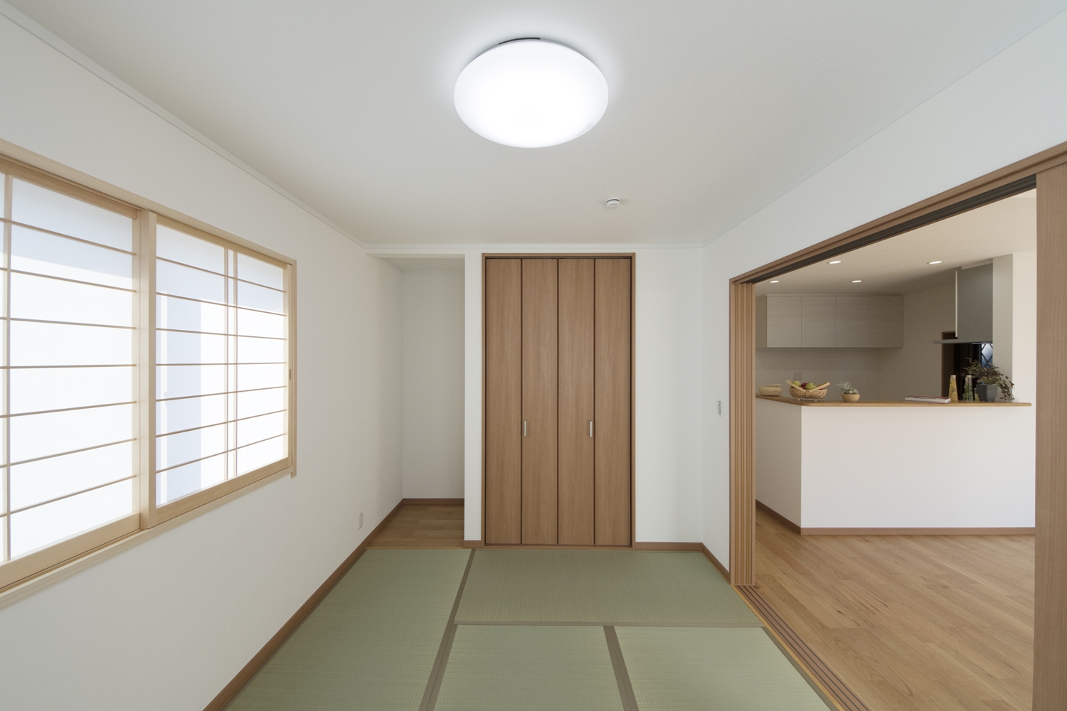1階畳敷き洋室/横繁障子と畳のさわやかなグリーンが空間を彩る、和洋モダンスタイル。
