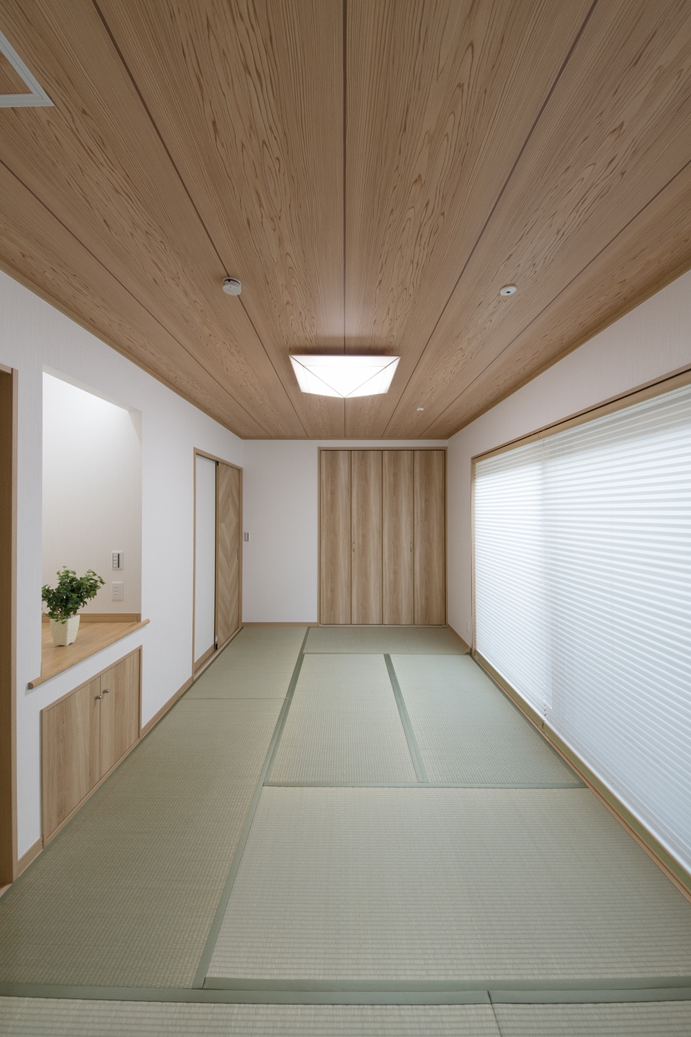 1F畳敷き洋室(親世帯)/畳のさわやかなグリーンが空間を彩ります。仏間を設え和室の一角に心落ち着く空間ができました。